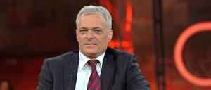 In der Schweiz hat Thomas Minder das Volksbegehren "gegen die Abzockerei" vom Erfolg geführt. Bei Jauch muss trotzdem Marcel Reif die Schweiz erklären.