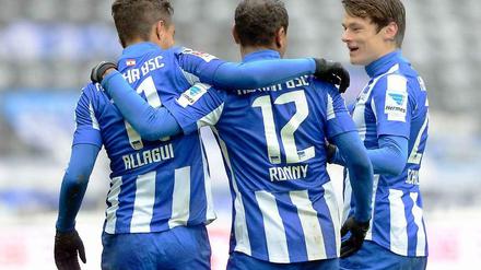 Sei umschlungen. Die beiden Matchwinner gegen Duisburg, Sami Allagui und Ronny, demonstrieren Geschlossenheit. Nico Schulz freut sich mit.