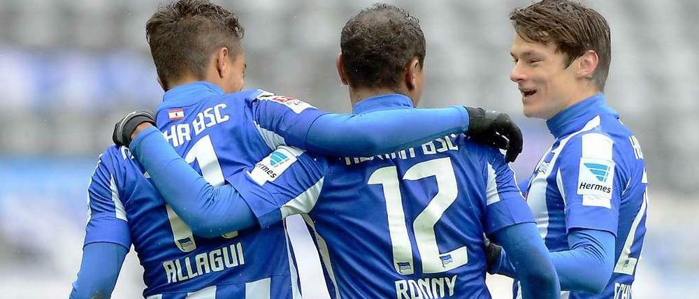 Sei umschlungen. Die beiden Matchwinner gegen Duisburg, Sami Allagui und Ronny, demonstrieren Geschlossenheit. Nico Schulz freut sich mit.