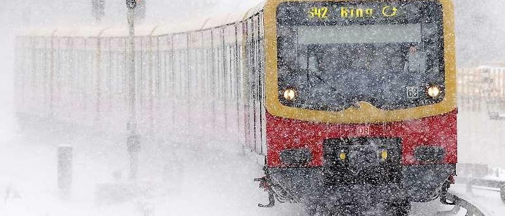 Die S-Bahn und ihr Lieblingsfeind: der Schnee.