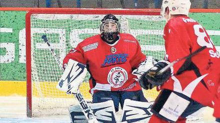 Hintermann. Der 19-jährige Justin Schrörs stand vor seinem Engagement bei den Hamburg Freezers im Tor von Oberligist FASS Berlin.