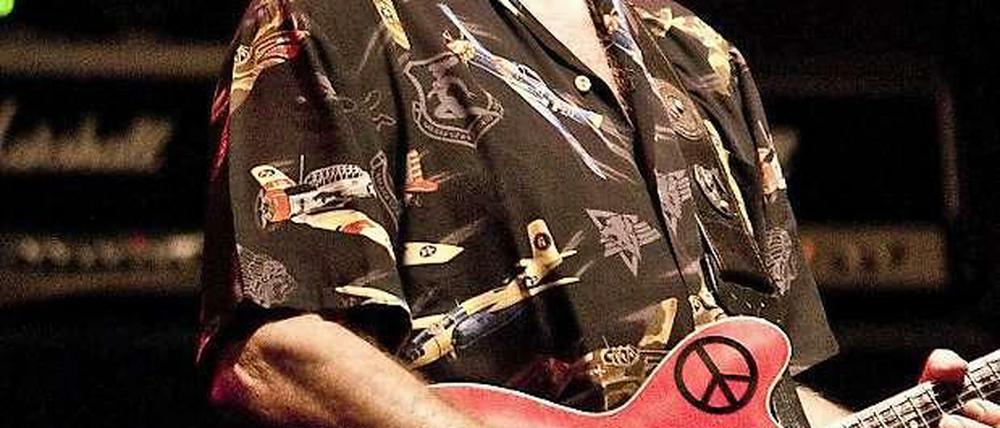 Der englische Gitarrist Alvin Lee bei einem Auftritt in der Schweiz im Juni 2004. Gestern starb er an den Folgen einer Routineoperation.