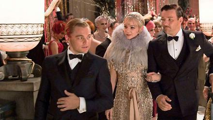 Leonardo DiCaprio (l) als Jay Gatsby, Carey Mulligan als Daisy Buchanan und Joel Edgerton als TomBuchanan in der Wiederverfilmung des Klassikers von F. Scott Fitzgerald "Der Große Gatsby".