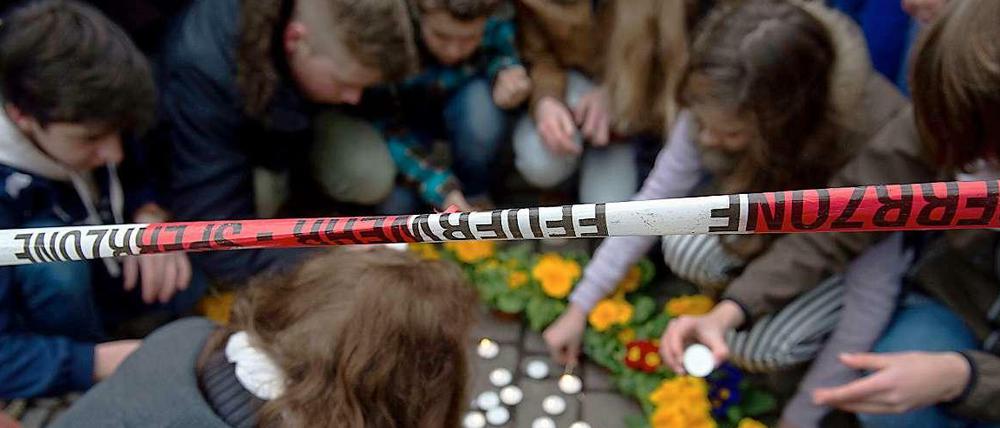 Freunde und Bekannte trauern um die Opfer der Brandkatastrophe.