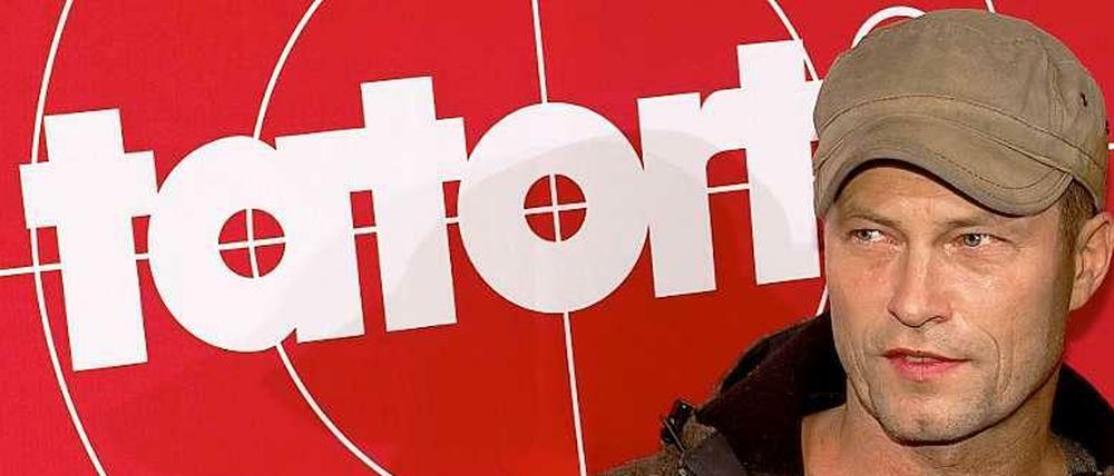 Til Schweiger vor dem Tatort Logo