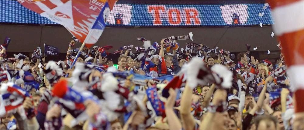 Derzeit nicht in Feierlaune. Die Eisbären-Fans diskutieren über die geplanten Preiserhöhungen für Dauerkarten. 