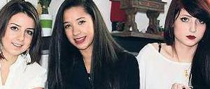 Warten auf Aufträge. Razan und zwei weitere palästinensische Models.