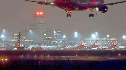 Das hatte Mehdorn nicht überblickt: Die Überraschung und Empörung, die durch die Stellungnahme zum Szenario, Tegel für Charterflieger offenzuhalten, entstand.