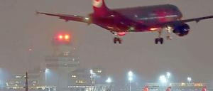 Das hatte Mehdorn nicht überblickt: Die Überraschung und Empörung, die durch die Stellungnahme zum Szenario, Tegel für Charterflieger offenzuhalten, entstand.