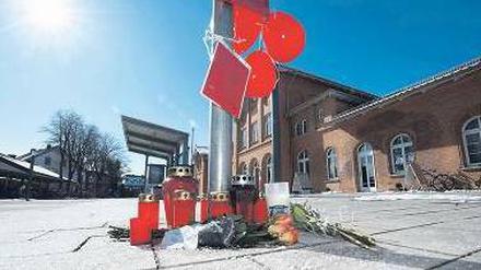 Anwohner legten Blumen und Kerzen am Tatort nieder. Foto: dpa
