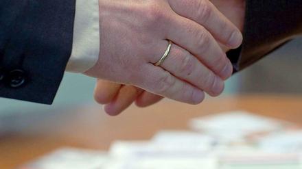 Das neue Gesetz soll sicherstellen, dass der Käufer den Notarvertrag tatsächlich zwei Wochen vor dem Beurkundungstermin zur Prüfung erhält.