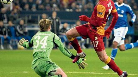 Ein Heber zum Abschied. Galatasarays Burak Yilmaz lupft den Ball an Torwart Timo Hildebrandt vorbei zum 1:2 ins Tor. Foto: AFP