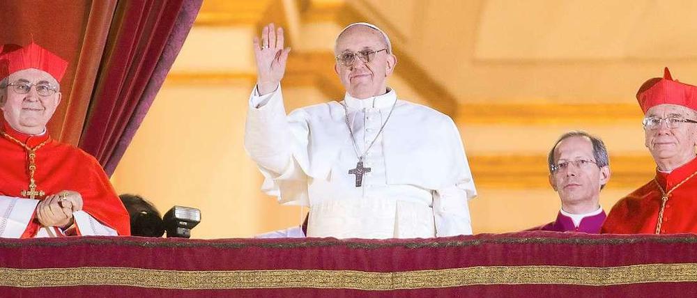 Der erste Auftritt von Franziskus I. - auf ihn wartet ein schwieriges Pontifikat. 