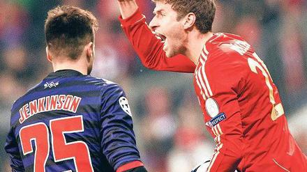 Wenig Grund zur Freude. Die Bayern (hier mit Thomas Müller, rechts) mussten trotz des beruhigenden Hinspielsieges am Ende noch um den Einzug ins Viertelfinale zittern. Den Londonern fehlte nur ein Tor zum Weiterkommen. Foto: dpa