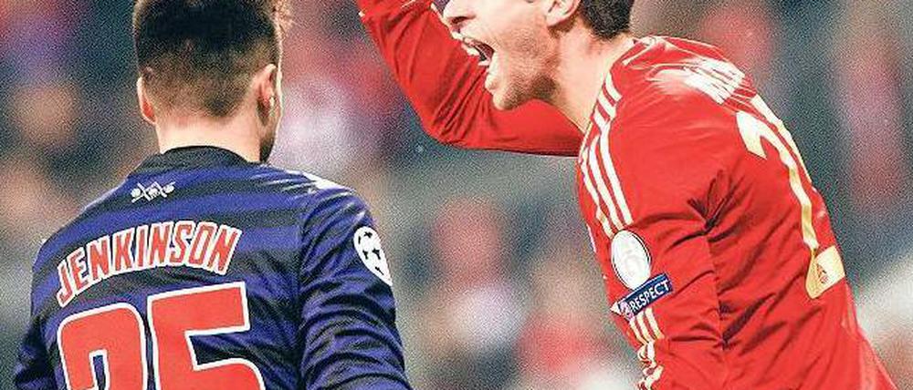 Wenig Grund zur Freude. Die Bayern (hier mit Thomas Müller, rechts) mussten trotz des beruhigenden Hinspielsieges am Ende noch um den Einzug ins Viertelfinale zittern. Den Londonern fehlte nur ein Tor zum Weiterkommen. Foto: dpa