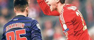 Wenig Grund zur Freude. Die Bayern (hier mit Thomas Müller, rechts) mussten trotz des beruhigenden Hinspielsieges am Ende noch um den Einzug ins Viertelfinale zittern. Den Londonern fehlte nur ein Tor zum Weiterkommen. Foto: dpa