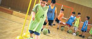Hoch motiviert. Berliner Grundschüler im professionellen Fußballtraining.
