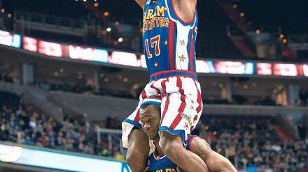 Aufbauarbeit. Die US-Basketballer touren nicht nur zum Spaß um die Welt. Foto: AFP
