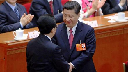 Der frühere chinesische Präsident Hu Jintao (r.) gratuliert seinem neugewählten Nachfolger Xi Jinping.