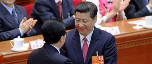 Der frühere chinesische Präsident Hu Jintao (r.) gratuliert seinem neugewählten Nachfolger Xi Jinping.