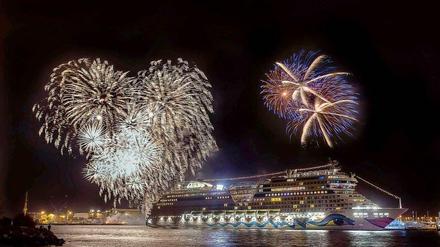 Jubelstimmung. Am Sonnabend ist das neue Kreuzfahrtschiff "Aida Stella" in Warnemünde feierlich getauft worden. Immer mehr Urlauber zieht es auf hohe See. 