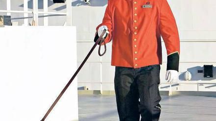 Ganz nobel. Wer es sich leistet, seinen Fiffi an Bord vom Butler ausführen zu lassen, wird ja wohl das obligatorische Trinkgeld nicht vergessen. Oder?