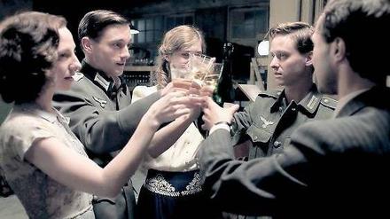 Unsere Mütter, unsere Väter - Protagonisten der ZDF Serie stoßen an