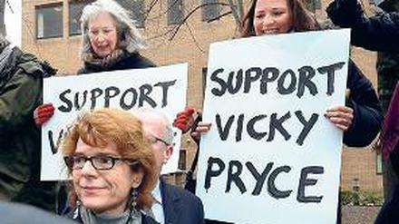 Beim Haftantritt. Vicky Pryce mit ihren öffentlichen Unterstützerinnen. 