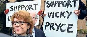 Beim Haftantritt. Vicky Pryce mit ihren öffentlichen Unterstützerinnen.