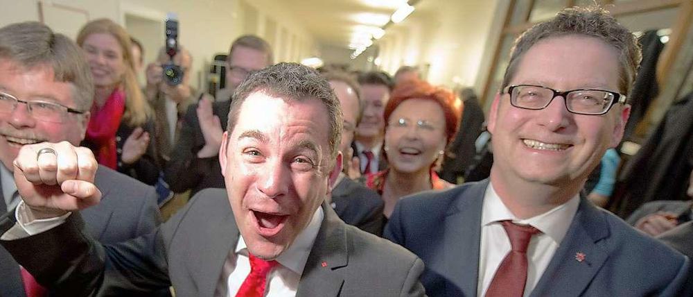 Überraschender Sieger: Sven Gerich (Mitte) wird Wiesbadener Oberbürgermeister. Auch SPD-Landeschef Thorsten Schäfer-Gümbel (rechts) freut sich.