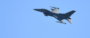 Ein Kampfflugzeug vom Typ F-16 überfliegt die Start- und Landebahn des US-Militärflughafens.