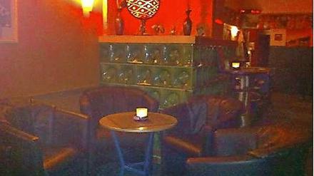 Die schummrige Bar war der Ort für die ganz späten Vögel.