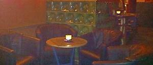 Die schummrige Bar war der Ort für die ganz späten Vögel.