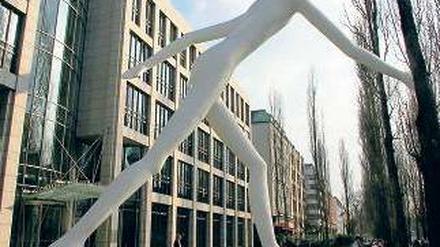 Mit großen Schritten. Im vergangenen Jahr musste die Munich Re, vor deren Zentrale in München der „Walking Man“ steht, nur 1,3 Milliarden Euro für Naturkatastrophen ausgeben. Das half dem Gewinn auf die Sprünge. Foto: dapd