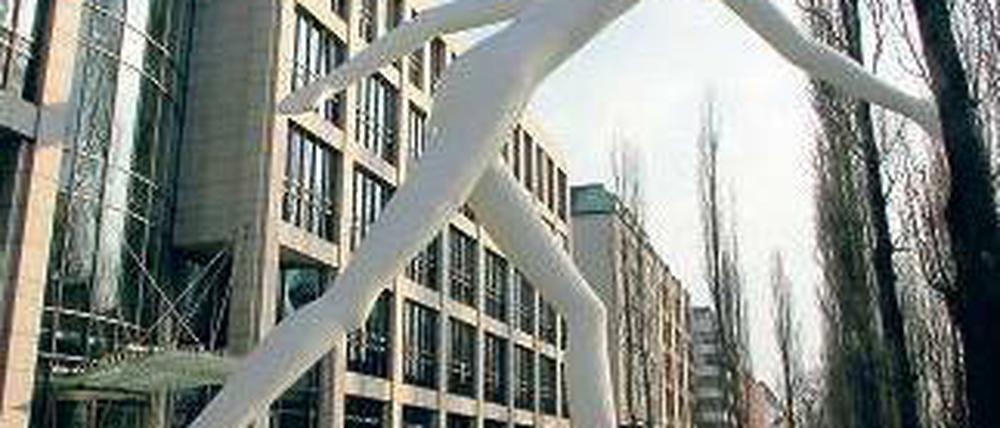Mit großen Schritten. Im vergangenen Jahr musste die Munich Re, vor deren Zentrale in München der „Walking Man“ steht, nur 1,3 Milliarden Euro für Naturkatastrophen ausgeben. Das half dem Gewinn auf die Sprünge. Foto: dapd