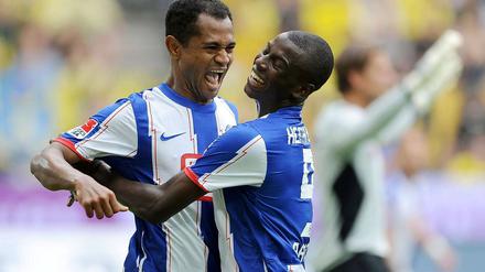 Raffael (l., mit Adrian Ramos), einst kreativer Kopf bei Hertha, hat dem Verein einen Batzen Geld hinterlassen. Sein Transfer schönt die Bilanz des Zweitligisten. 