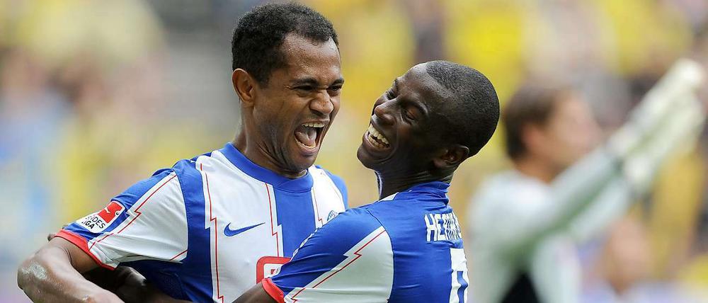 Raffael (l., mit Adrian Ramos), einst kreativer Kopf bei Hertha, hat dem Verein einen Batzen Geld hinterlassen. Sein Transfer schönt die Bilanz des Zweitligisten. 