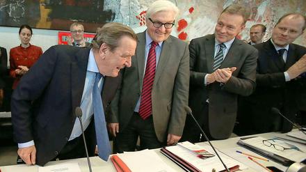 Die Genossen scharen sich wieder um Gerhard Schröder.