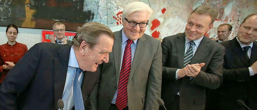 Die Genossen scharen sich wieder um Gerhard Schröder.