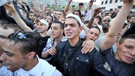 Radikalislamische Salafisten jubeln bei einer Kundgebung in der Innenstadt von Frankfurt am Main dem umstrittenen Prediger Vogel zu. 