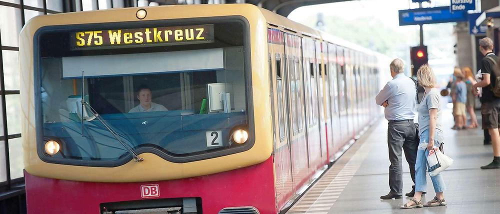 Zwischen Friedrichstraße und Zoo ist der Bahnverkehr unterbrochen.