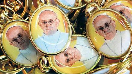 Druckfrisch. Schlüsselanhänger mit dem Konterfei des neuen Papstes werden in Rom angeboten. An seinem zweiten Arbeitstag warnte er die Kirche vor Pessimismus. Foto: Reuters