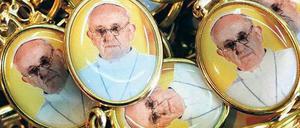 Druckfrisch. Schlüsselanhänger mit dem Konterfei des neuen Papstes werden in Rom angeboten. An seinem zweiten Arbeitstag warnte er die Kirche vor Pessimismus. Foto: Reuters
