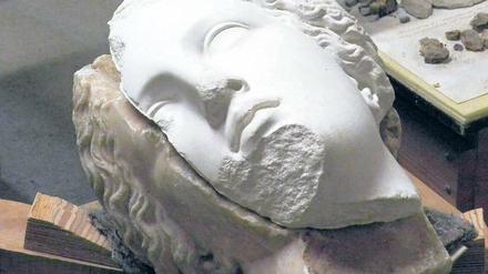 Gelungene Kooperation. Antiker Kopf, 2011 für die Berliner Pergamon-Ausstellung restauriert. Der Hinterkopf stammt aus der Antikensammlung der Staatlichen Museen, ein Abguss des Gesichts wurde mit Sondergenehmigung in der Türkei erstellt. 
