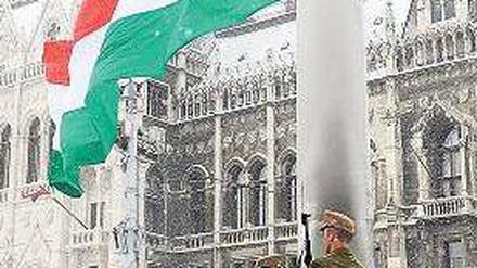Nationalstolz. In Budapest wurde an die Revolution gegen die Habsburger erinnert. Vor 165 Jahren hatten die Revolutionäre unter anderem Pressefreiheit gefordert. Foto: Imre Foldi/dpa