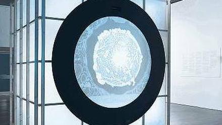 "Gedankenscherz" heißt eine von Gottfried Wilhelm Leibniz inspirierte Versuchsanordnung, die an die Kunstkammer im früheren Schloss erinnern will.