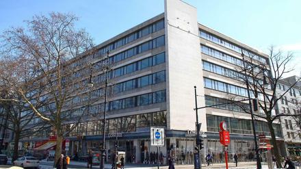 Zu Gast bei Artur Brauner. Dem Filmproduzenten gehört das Haus am Ku'damm, Ecke Knesebeckstraße, in dem im Mai das Hotel „Amedia“ eröffnet.