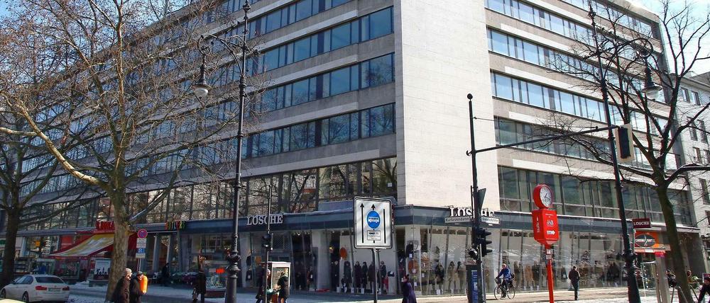 Zu Gast bei Artur Brauner. Dem Filmproduzenten gehört das Haus am Ku'damm, Ecke Knesebeckstraße, in dem im Mai das Hotel „Amedia“ eröffnet.