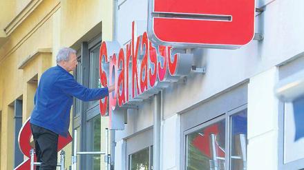 Die Berliner Sparkasse, hier eine Filiale in der Brunnenstraße, informiert nach eigenen Angaben darüber, was sie an einem Geschäft verdient. 