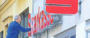 Die Berliner Sparkasse, hier eine Filiale in der Brunnenstraße, informiert nach eigenen Angaben darüber, was sie an einem Geschäft verdient.
